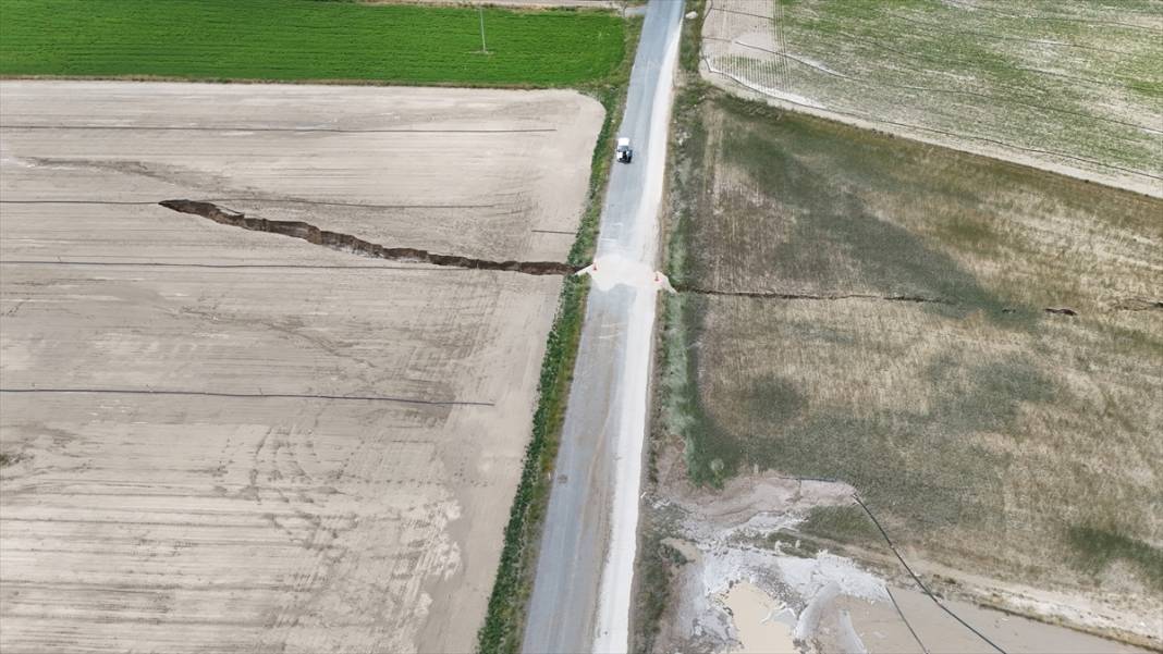 Konya’nın kurak ilçesinde toprak yarıldı! Yol ortadan ikiye ayrıldı 15